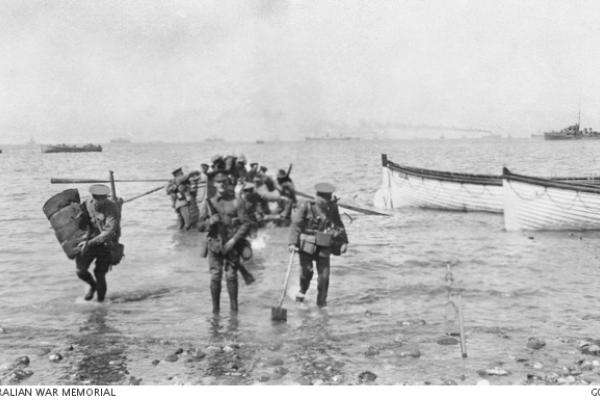 Men landing at Gallipoli