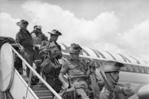 Troops disembarking from a QANTAS aircraft, Saigon, 28 April 1966