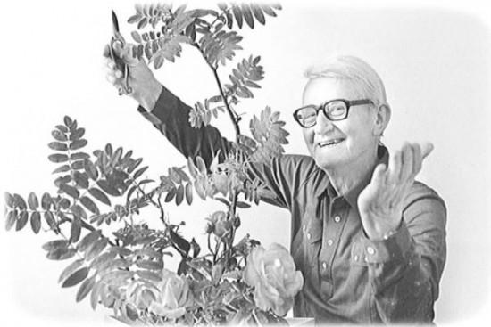 Norman Sparnon in later years with one of his ikebana flower arrangements. (from "My Ikebana Journey", PR04750)