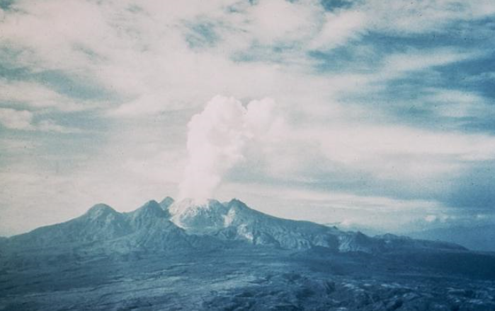 An eruption at Mount Lamington, 1951 