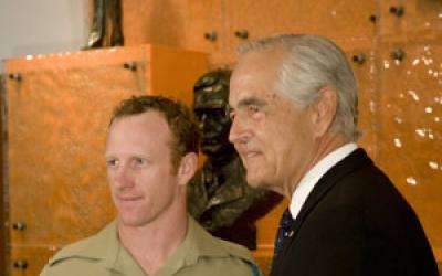Trooper Donaldson VC with the Director of the Australian War Memorial, Major General Steve Gower