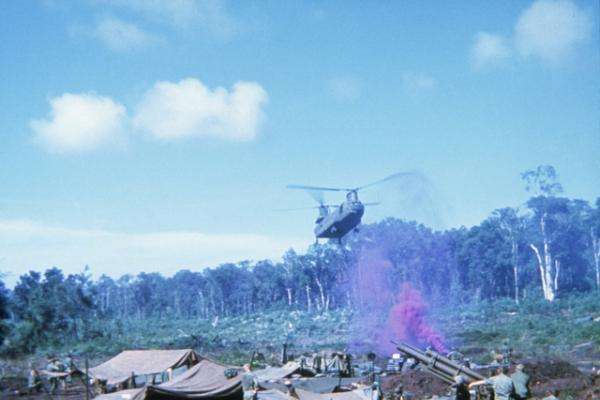 A US Army Chinook helicopter delivers stores to 102 Field Battery