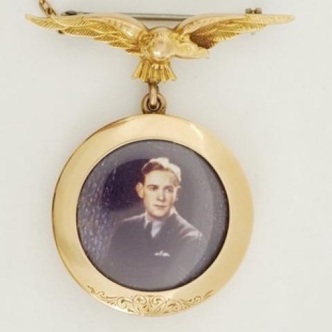 Memorial gold brooch : Sergeant J S Freeth , 455 Squadron RAAF
