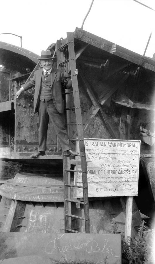 Sir Arthur Rickard, a member of the Australian delegation to the League of Nations General Assembly, visiting the gun in 1926.