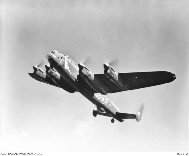 CANADA. 1944. AIRCRAFT IDENTIFICATION PHOTOGRAPH SUPPLIED BY THE CANADIAN INFORMATION SERVICE