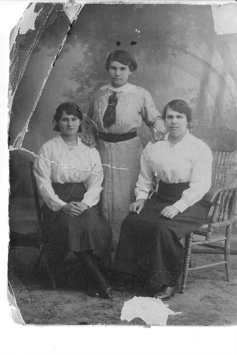 Erin's great-grandmother with her sisters.