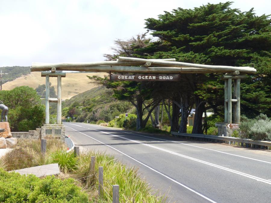 The Memorial Arch spanning the Great Ocean Road.