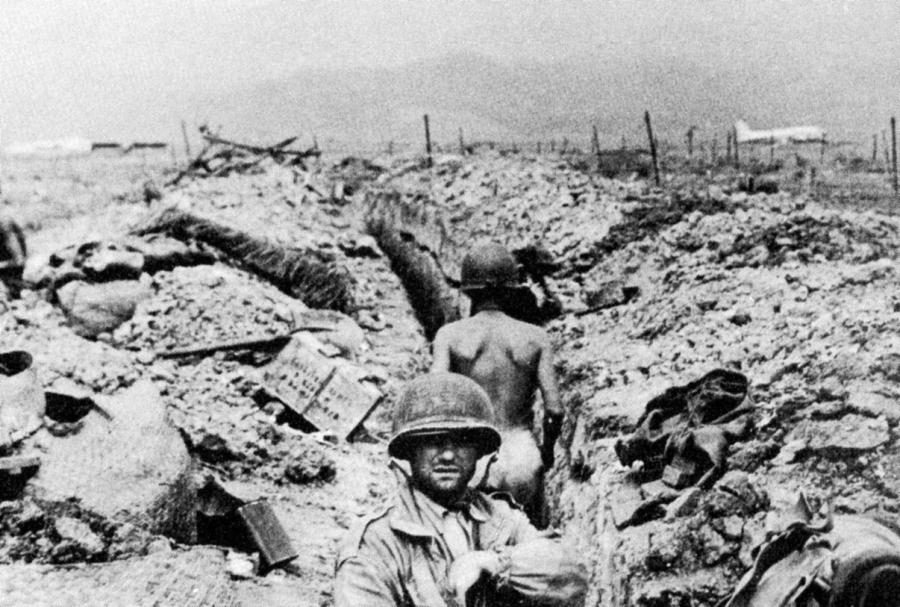 French troops in silt trenches
