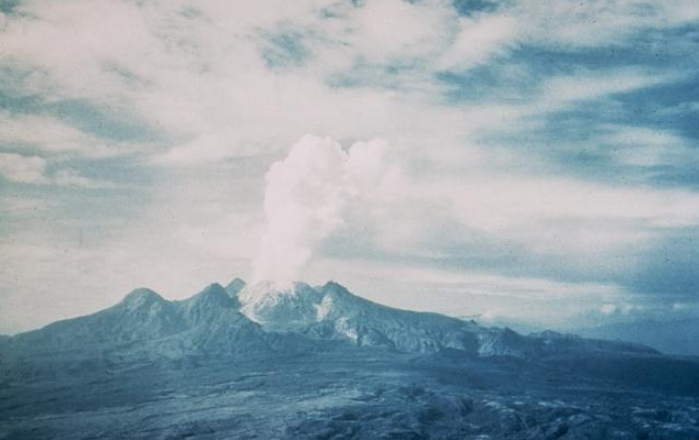 An eruption at Mount Lamington, 1951 (photo wikicommons)