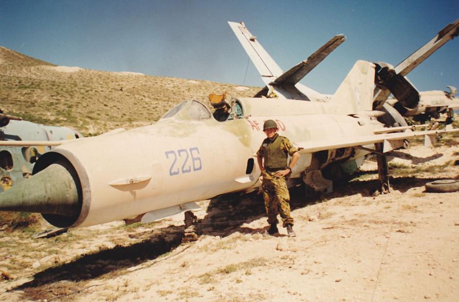 Perryman beside a Somali MiG-21MF 'Fishbed J' fighter, Mogadishu, February 1993.