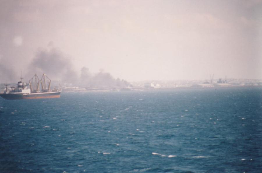 Rioting at the port, Mogadishu, February 1993.