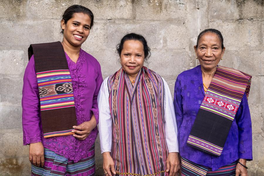 Three generations of LO’UD weavers