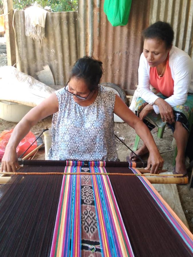 A member of the Lospalos Weaving Group at the loom weaving the Tais Nunukala for the AWM