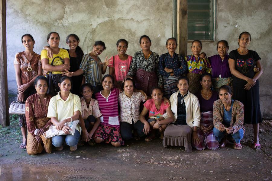 Women weavers of the LO’UD Cooperative