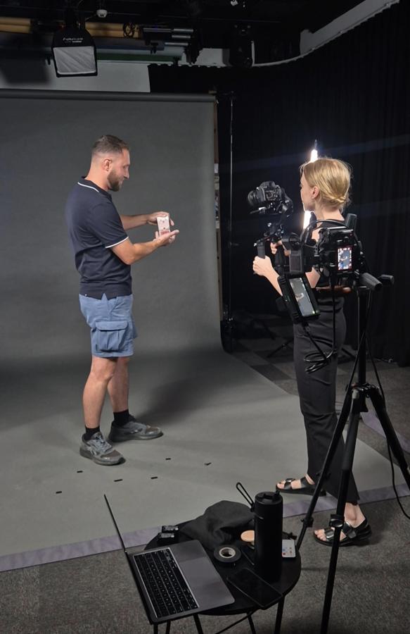 Filming Karam Elis, whose family fled from Iraq when he was a young boy. Elis returned to Iraq in 2016 serving with the ADF. © Australian War Memorial