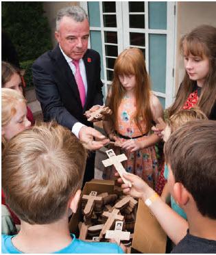 a photograph of Memorial Director Dr Brendan Nelson discusses the significance of the Commemorative Crosses Program with visiting school students