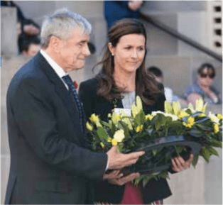 AWM Chairman laying a wreath