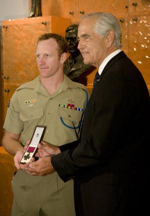 Trooper Donaldson VC with the Director of the Australian War Memorial, Major General Steve Gower