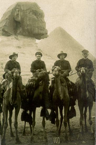 Australian soldiers in front of the Sphinx and the Great Pyramid,