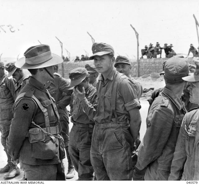 An Australian Intelligence Officer chatting with German prisoners of war, Tobruk, Libya, 1941