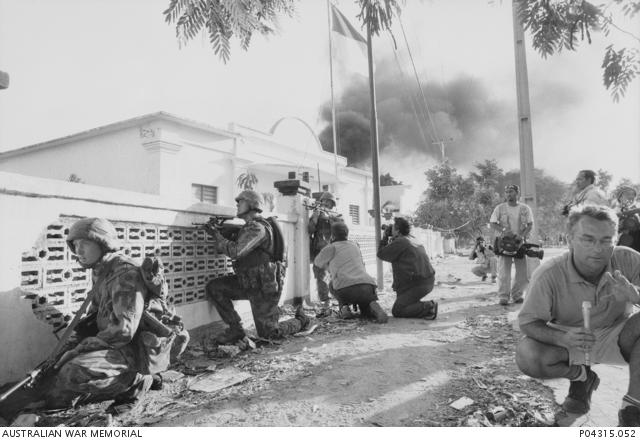 Stephen Dupont, Members of Interfet and journalists, Dili, 1999. 