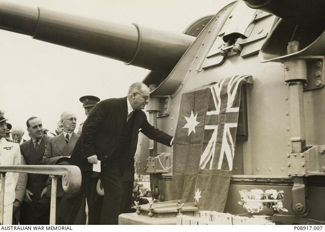 Alderman Stanley Crick unveiling the commemorative plaque aboard HMAS Sydney.