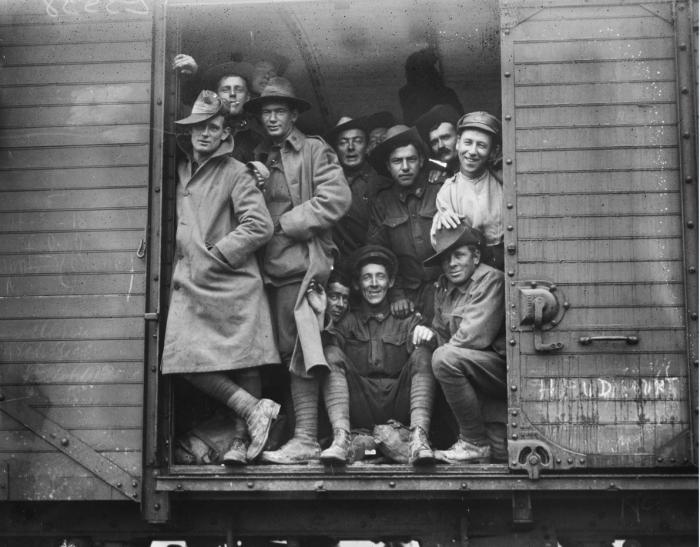 A group of unidentified 1914 men about to leave Bray for England, from where they embarked for Australia.