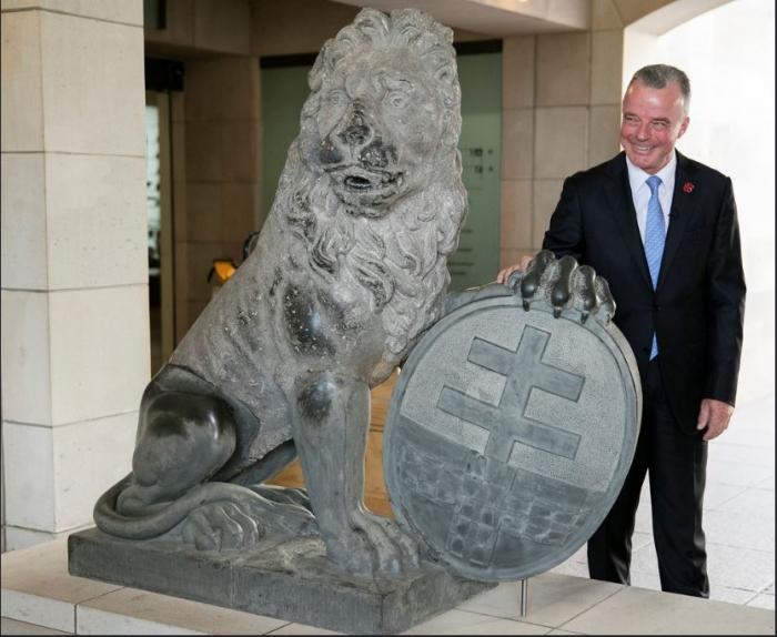 Dr Brendan Nelson with one of the Menin Gate lions 