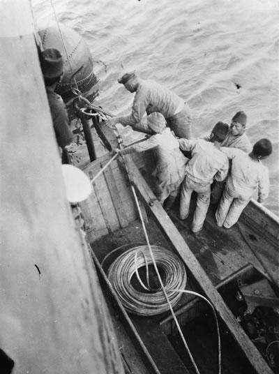 Turkish sailors laying mines