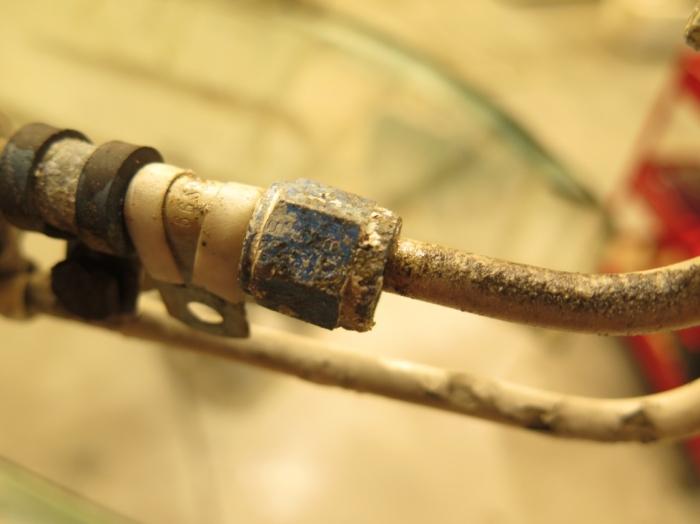 Corrosion on hydraulic pipes
